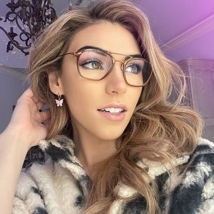 Meet your Posher, Halston!